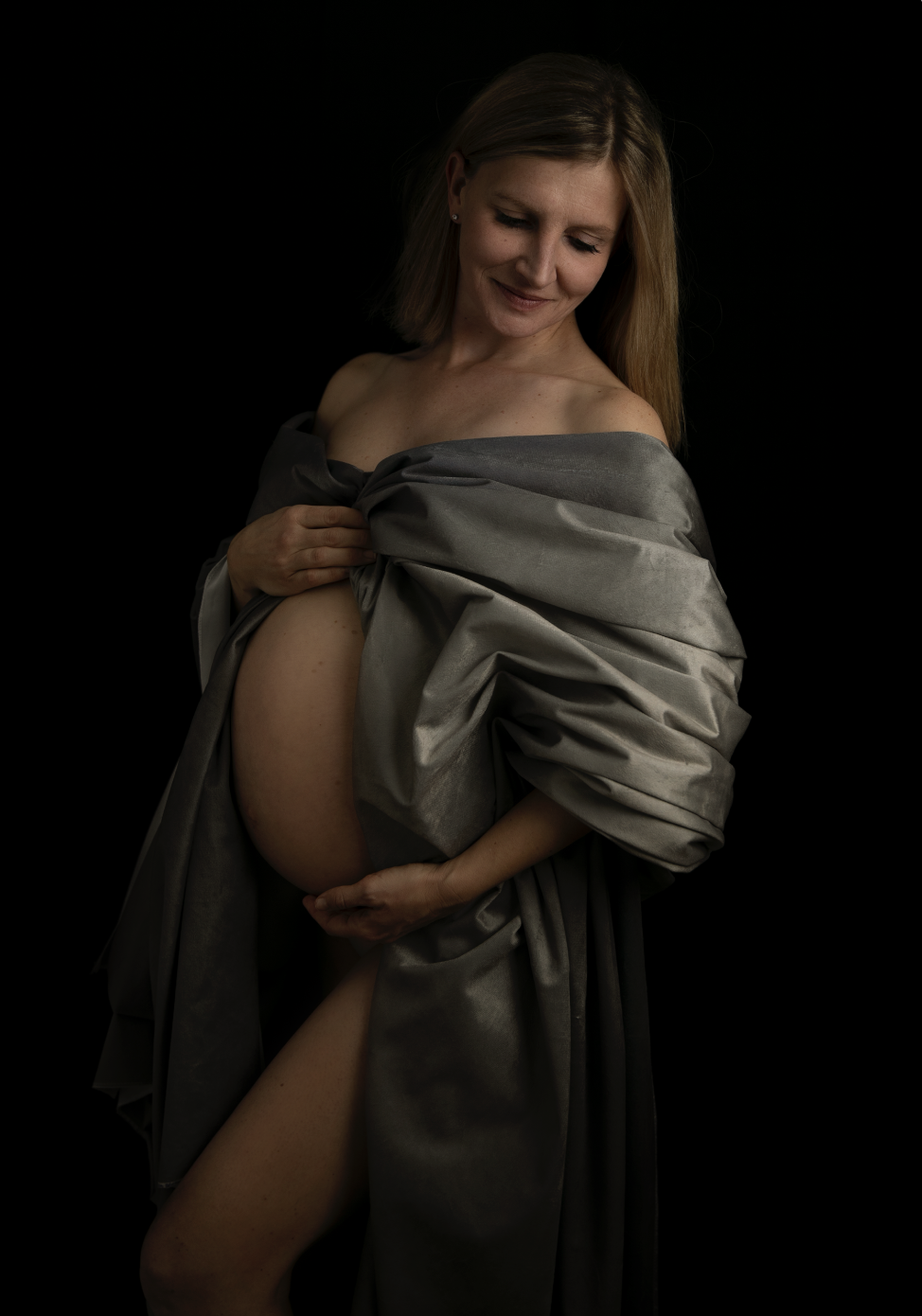 Bild zeigt eine Mutter mit Babybauch, die selbstsicher lächelt