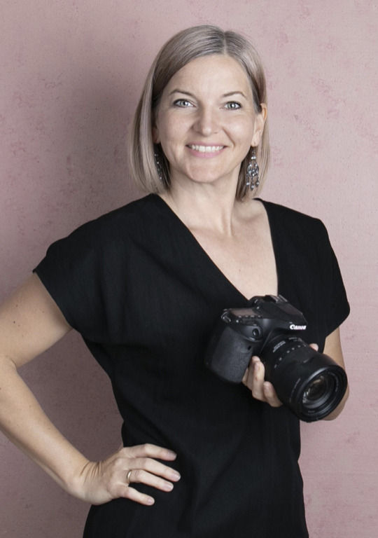 Bild zeigt eine Selbstbewusste Fotografin